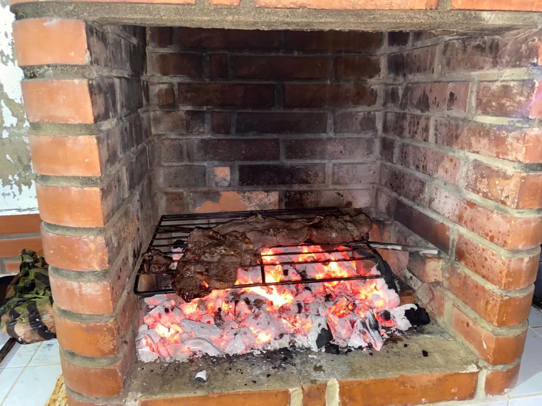 Parrilla exterior lista para compartir en grupo
