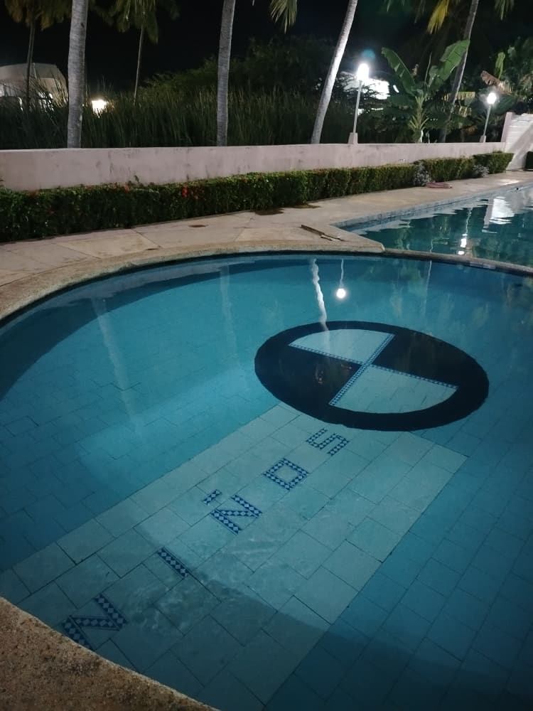 Piscina para niños iluminada durante la noche