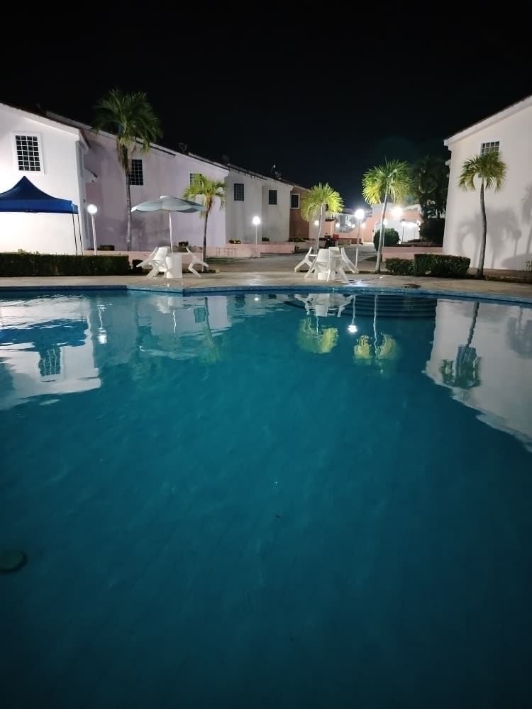 Townhouse vacacional con piscina y área de parrilla