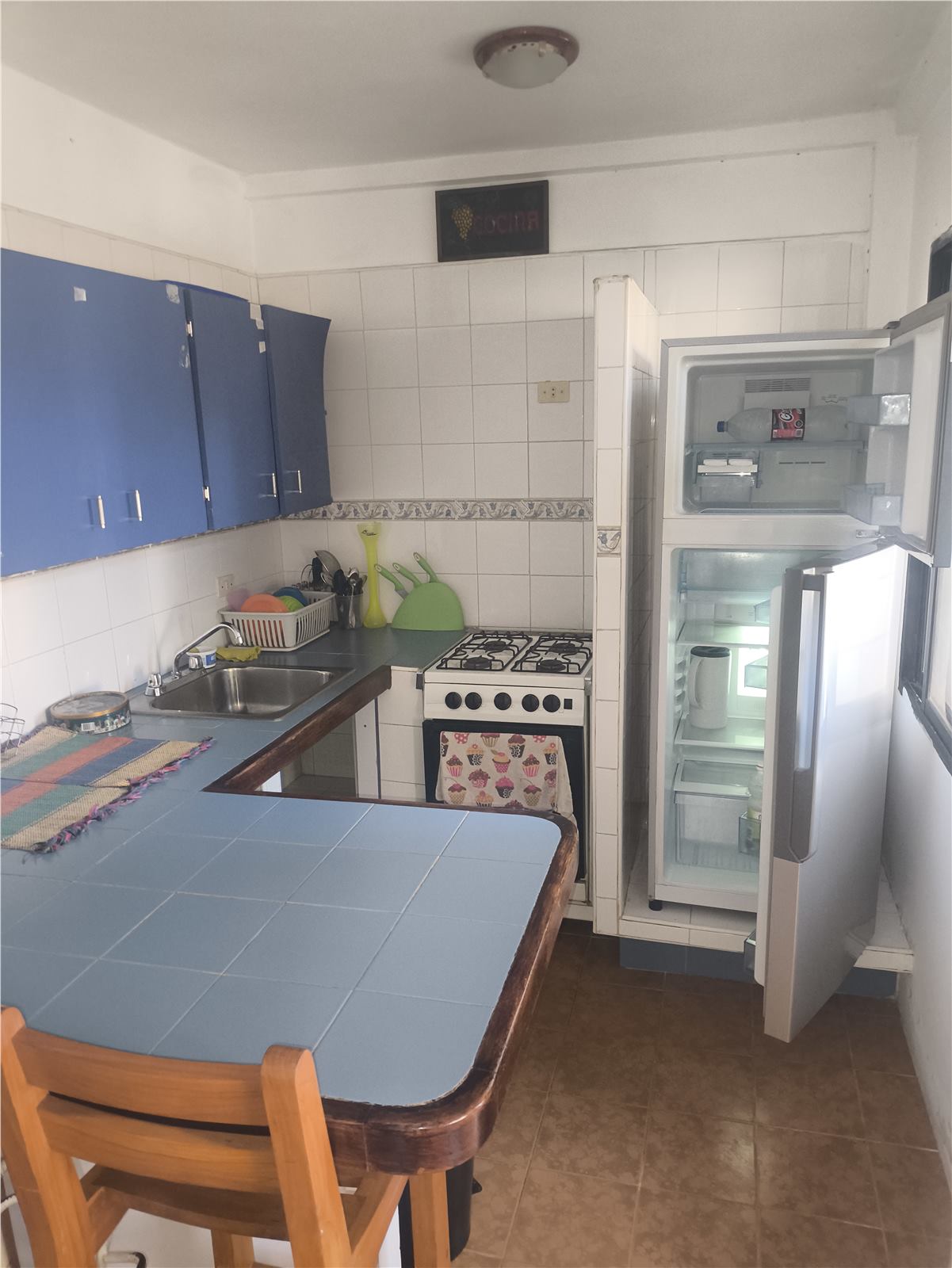Cocina equipada del townhouse con nevera, cocina y mesón