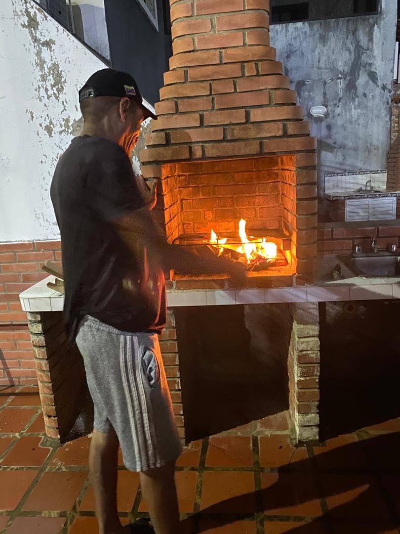 Área exterior tropical con piscina, parrilla y espacios para descansar